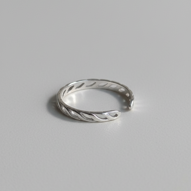 Free size ring